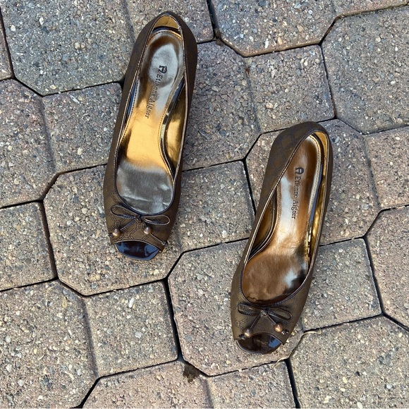 Etienne Aigner print brown women bow front peekaboo wedge heels. Size 7.5. Used - Picture 7 of 8